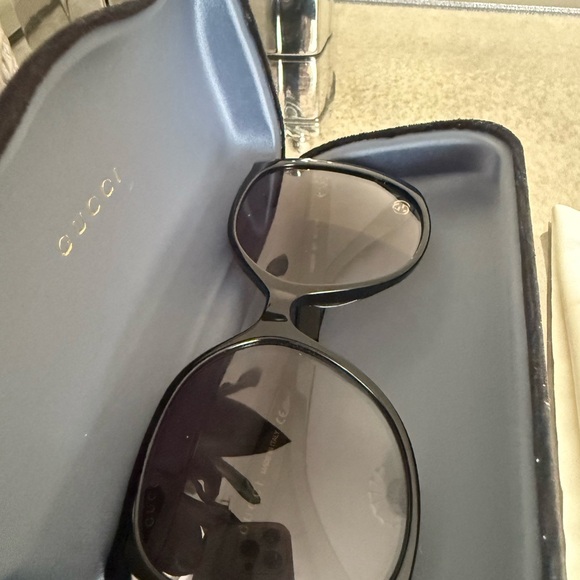 Beautiful Gucci Black Sunglasses! Authentic and classic! Excellent condition!! - Picture 4 of 10